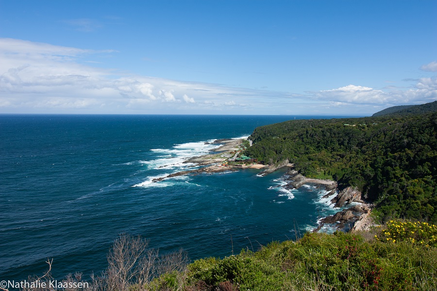 Uitzicht over Storms River Mouth en de kust van Tsitsikamma