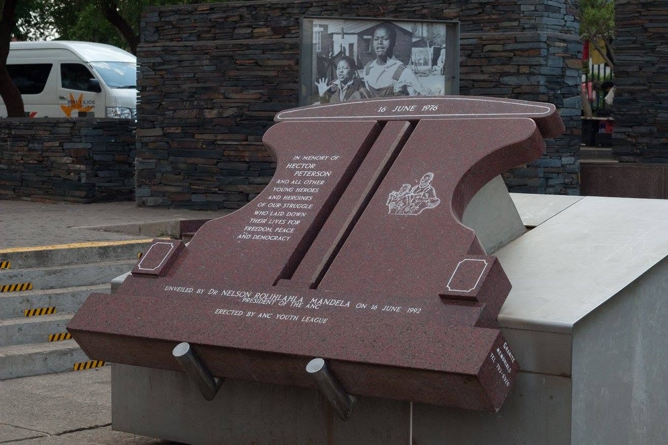 Township tour Soweto: granieten gedenkmonument voor Hector Pieterson en de scholierenopstand van 16 juni 1976